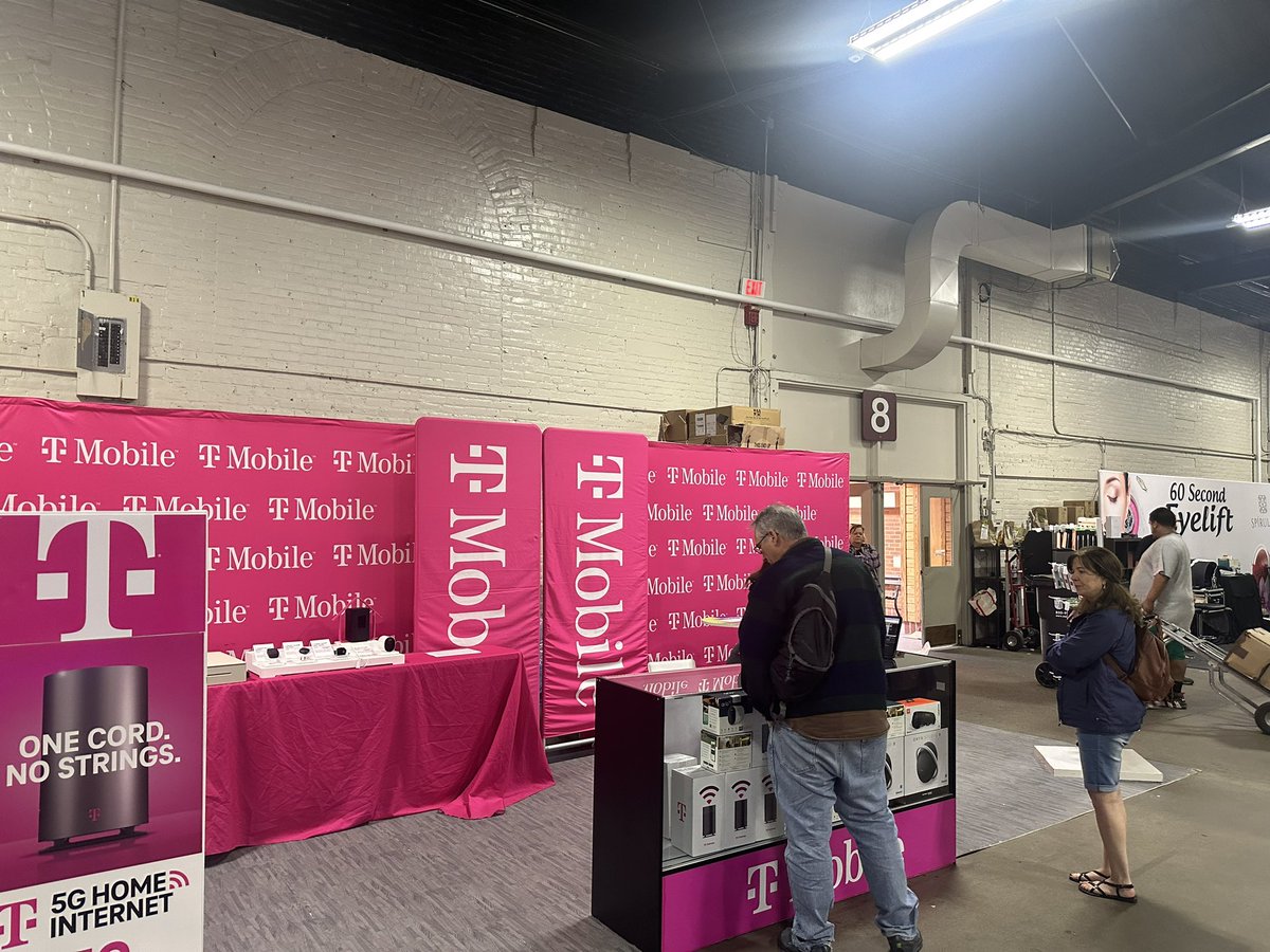 Had a great few days in CT &amp; West Mass with our amazing <a href="/TMobile/">T-Mobile</a> teams!  

One of my favorite highlights of the year is visiting  our team at the BIG E in Springfield Mass.  Special thanks to <a href="/brittheidler/">Brittany Heidler</a> <a href="/PhillyMikeOShea/">Michael O'Shea</a> &amp; the entire mobile distribution team!