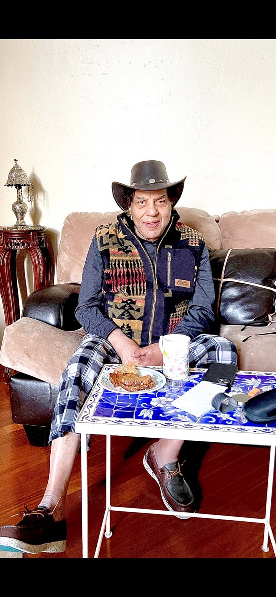 aapkadharam's tweet photo. Khalal kabi yahaan kabhi wahan …… paanch saal baad USA aaya hoon ……maza hi maza hai …. magar … apna desh yaad aa raha hai …🙏 https://t.co/lOUqPk6QGn