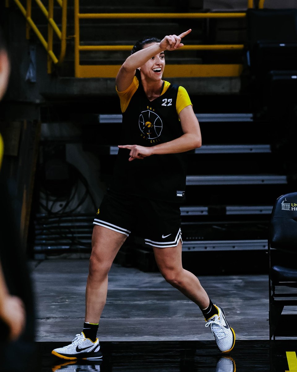 IowaWBB's tweet photo. 𝐁𝐚𝐜𝐤 𝐚𝐭 𝐢𝐭 🤩

Happy First Day of Official Practice to all who celebrate! 

#Hawkeyes https://t.co/YXUAUIcIAn