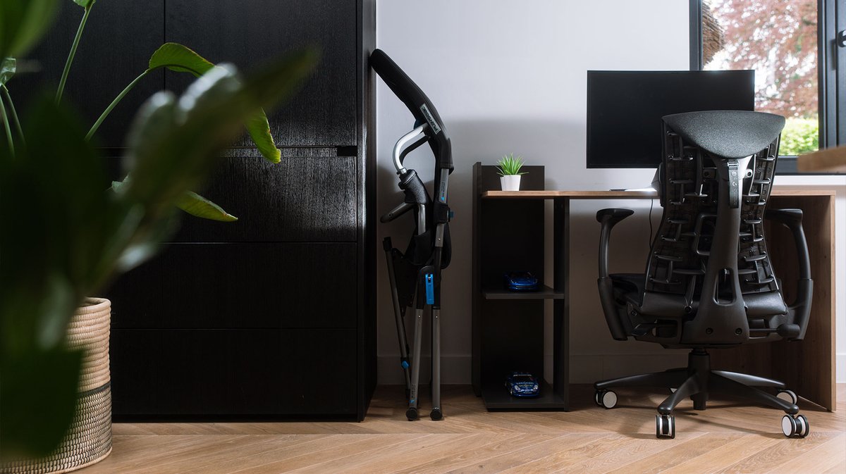 LogitechG's tweet photo. No storage space? No problem! 

The @PlayseatGlobal Challenge X - Logitech G Edition is lightweight and easy to store 🍃 https://t.co/UgETggKMft