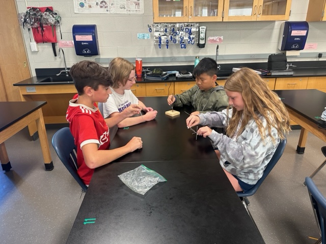 Ms. Krupa’s 7th grade science class at @WhitmanTosa practiced team building, channeling frustrations, and persevering through challenges while learning the art of the scientific method. Great work everyone! 👏 #TosaProud