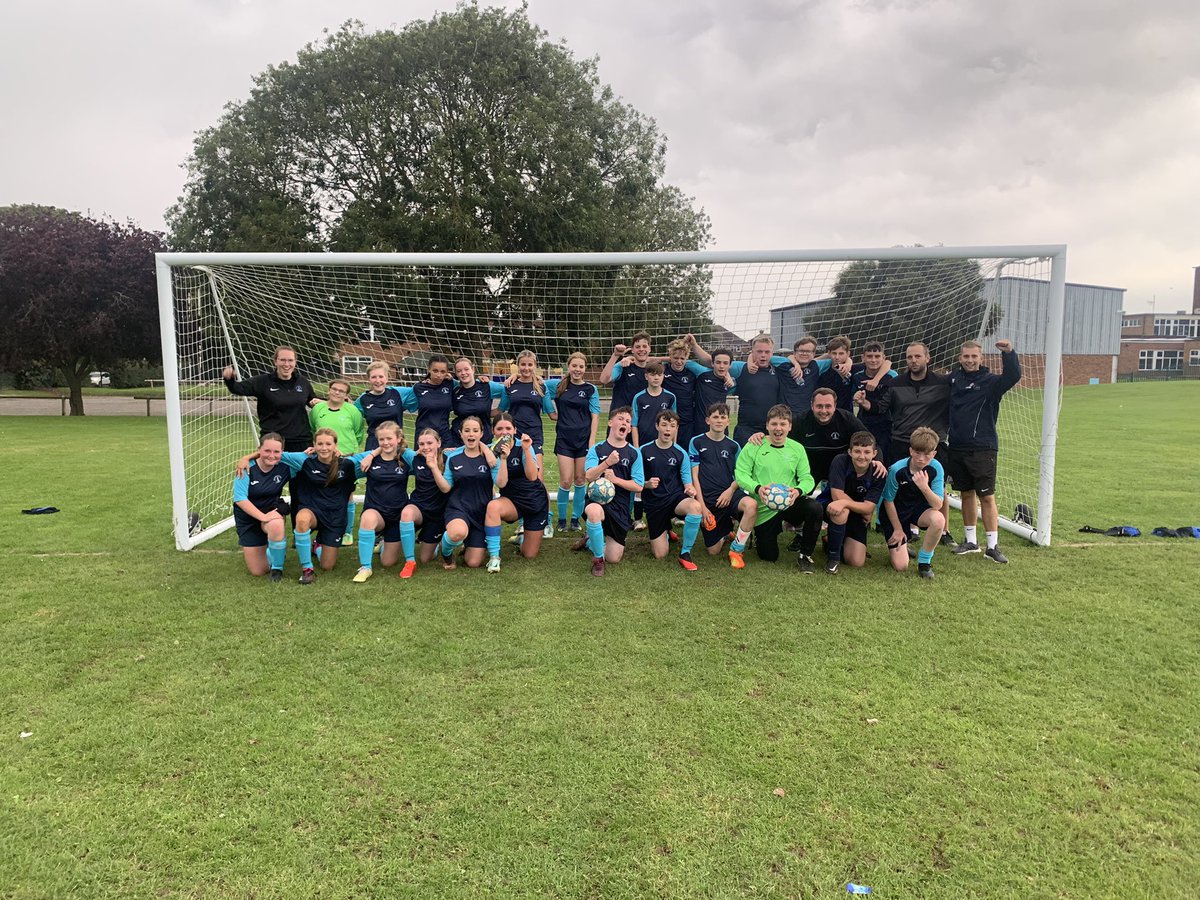 A wonderful evening of extracurricular football against out of friends from @StJamesSchoolGY. 

We’re immensely proud of both our U15 girls team & Y10 boys team who represented our #TeamBeacon values immaculately.  

Well done all for taking part!