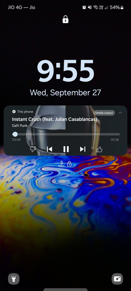 Arpitp04's tweet photo. New lock screen clock style + music player widget 
#OneUI6 beta #GalaxyA53 #Andriod14 https://t.co/zvhIuy4nix