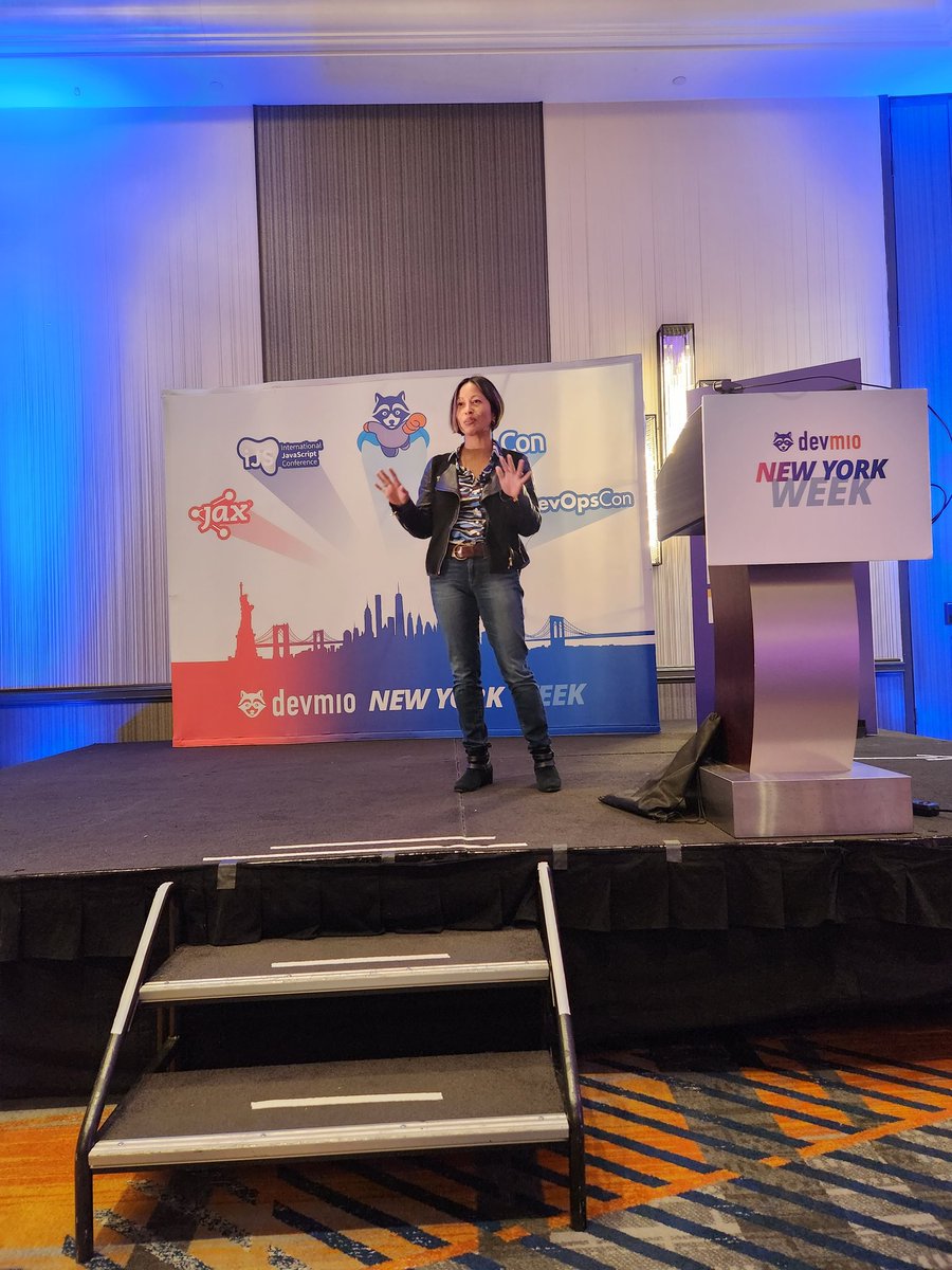JavaScriptCon's tweet image. @GraceFr had us out of our seats and dancing for her #keynote at #ijs #javascriptconference in #newyork!
#womenintech @Pangea_io