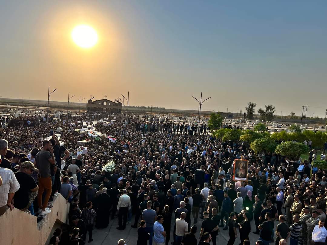 عرس شهداء بغديدي ... أكف ترفع النعوش الى الشمس ، قبل ان تغادري يا شمس خذي معك الوجبة الاولى من المغادرين للعرس ... وانتظري البقية ، فبغديدي معروفة بالمحبةوالسلام والتضحية ...

#بغديدا