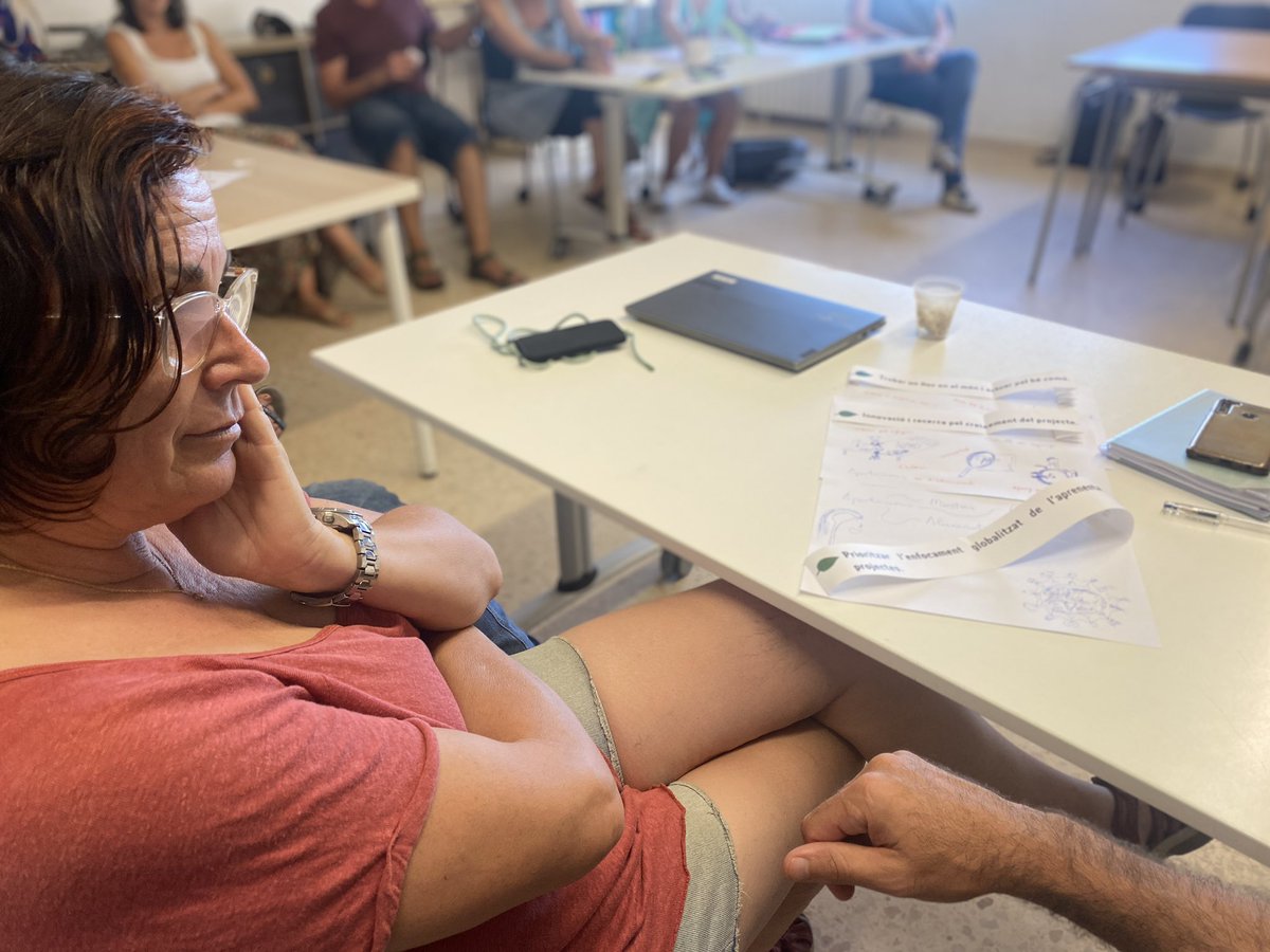 Escola_Alberich's tweet photo. Aprendre amb el cor, amb el cap i amb les mans. Treballar pel bé comú. Humanitzar l’educació. El #projectefaig no va de màquines, va de persones. 1a sessió de treball amb el claustre! #aprenentatgeXproject #aprenentatgeambsentit @cesirecat https://t.co/FQmDogo8rl