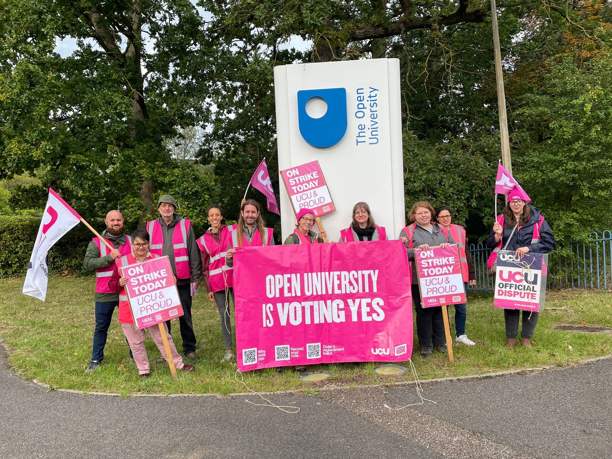 oubucu's tweet image. Picket that greeted OU Council members at Walton Hall, 26 September  

We're voting YES

#ucuRISING