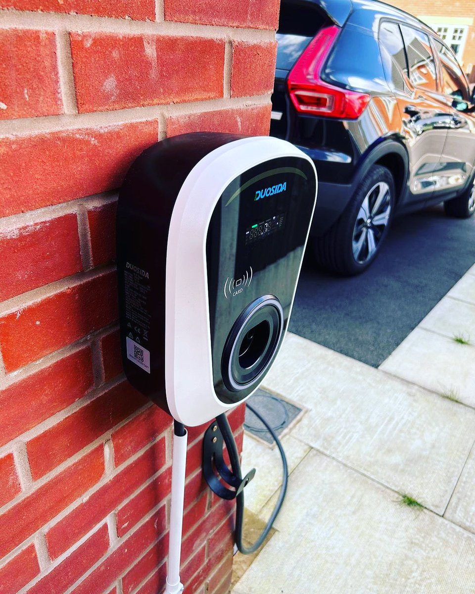 elec_point_ev's tweet photo. ⚡️ We love helping people  switch to #ev! Here’s a recent installation at a lovely home in Chorley! 
Lisa is happy and safe in the knowledge her home system from @elec_point_ev is reliable, easy to use and expertly installed!
Get in touch for a no obligation quote ⚡️ 
#goelectric https://t.co/0eKpFg7iWY