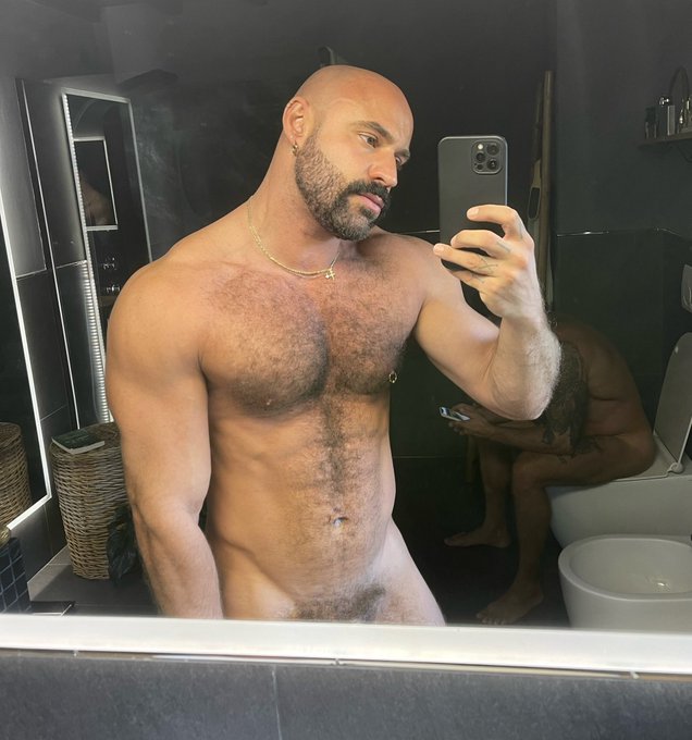 There&rsquo;s no privacy in this world 🤣 https://t.co/LyoEBKB0qK