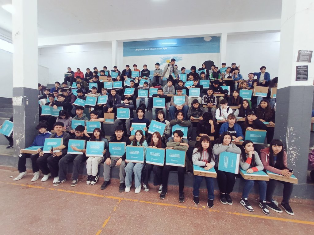 DTeR04's tweet photo. El día de hoy en la EEST N°3 de #Quilmes se entregaron 175 netbooks #ConectarIgualdadBonaerense a alumnos de la institución. 

Seguimos trabajando para que todos los estudiantes puedan tener su netbook en casa 💻

@DTE_BA @salbarracin @ClaudiaBracchi1 https://t.co/FkZuWD6vLF