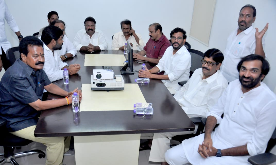 teamkotte's tweet photo. *జనసేన , టీడీపీ, ల కలయిక..*
నేడు జనసేన జిల్లా కార్యాలయంలో
*ఐక్య కార్యాచరణ పై చర్చ...*
గాంధీ జయంతి నుంచి జిల్లా లో కలిసి పనిచేయనున్న ఇరు పార్టీలు...*
@KotteVenkatesw3 @JanaSenaParty @PawanKalyan
@mnadendla @JSPManuKranth
@JaiTDP @Sujaybabujsp 
#JSPForNewAgePolitics https://t.co/3uPe79OtOE