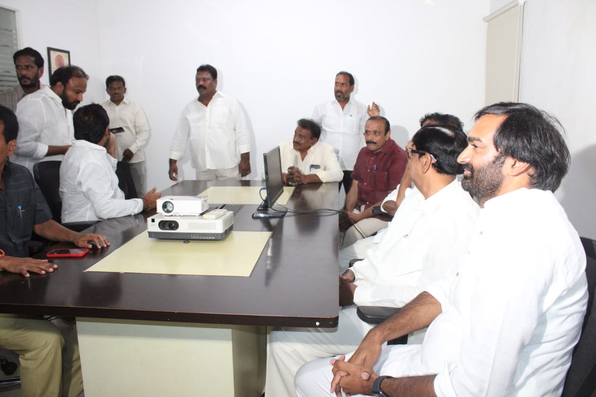 teamkotte's tweet photo. *జనసేన , టీడీపీ, ల కలయిక..*
నేడు జనసేన జిల్లా కార్యాలయంలో
*ఐక్య కార్యాచరణ పై చర్చ...*
గాంధీ జయంతి నుంచి జిల్లా లో కలిసి పనిచేయనున్న ఇరు పార్టీలు...*
@KotteVenkatesw3 @JanaSenaParty @PawanKalyan
@mnadendla @JSPManuKranth
@JaiTDP @Sujaybabujsp 
#JSPForNewAgePolitics https://t.co/3uPe79OtOE