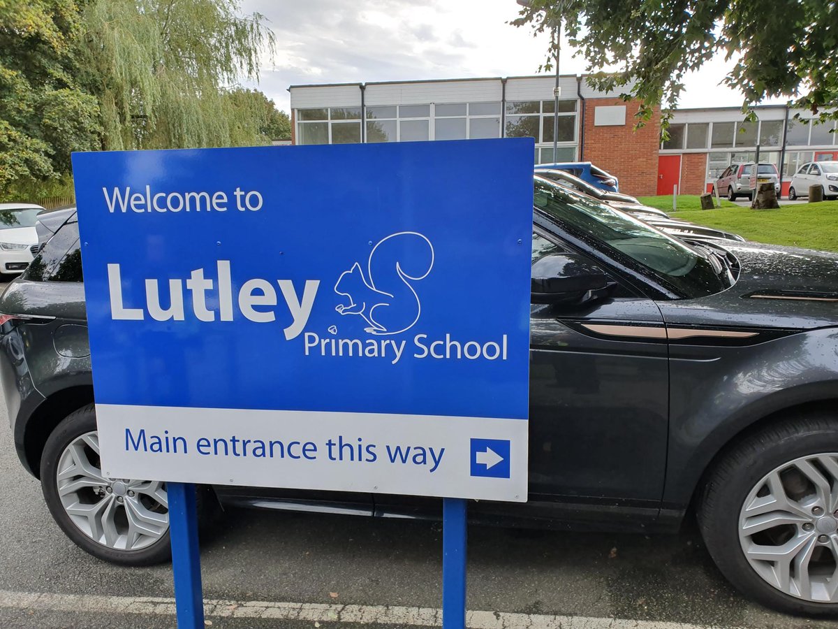 HalesowenWMP's tweet image. Halesowen NHT have been in attendance at Lutley Primary today after reports of inconsiderate parking, Fixed penalties are in the post.
#parkitdontplonkit #keepourchildrensafe