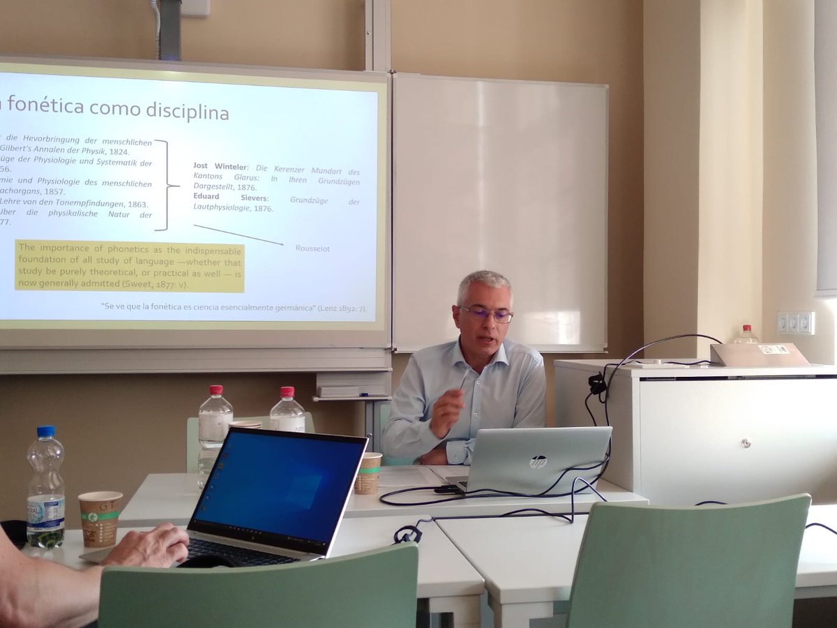 JavierPereaS's tweet photo. Ahora sí, la contribución de Araujo y Lenz a la configuración de la #fonética como disciplina en el ámbito hispánico se ha presentado en @unileipzig, #romanistentag
Gracias a los colegas de #LinPePrensa y de la sección por sus comentarios! https://t.co/JKbKeXSYM9