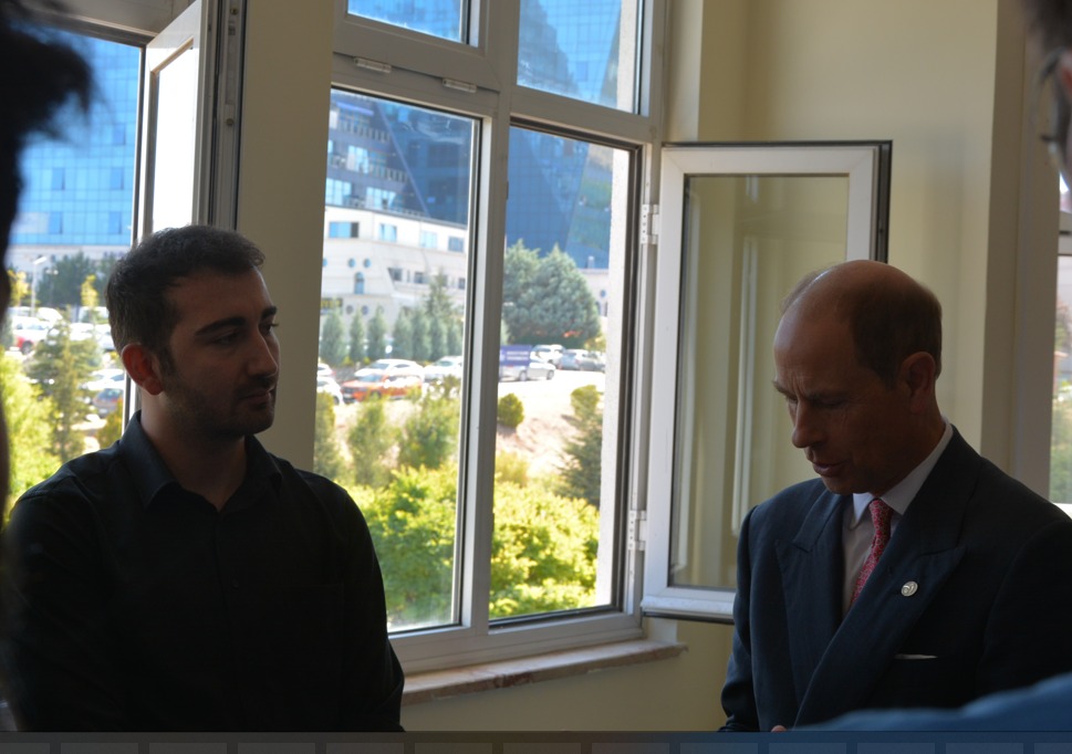yekce7's tweet photo. Prens Edward, Türkiye'nin ilk geri dönüştürülebilir konut sistemi projesinin çalışmalarını incelemek üzere Hacettepe Üniversitesi İnşaat Mühendisliği bölümümüzü ziyaret etti.  
https://t.co/Olg88zlPOf https://t.co/fkkO9DQVm2