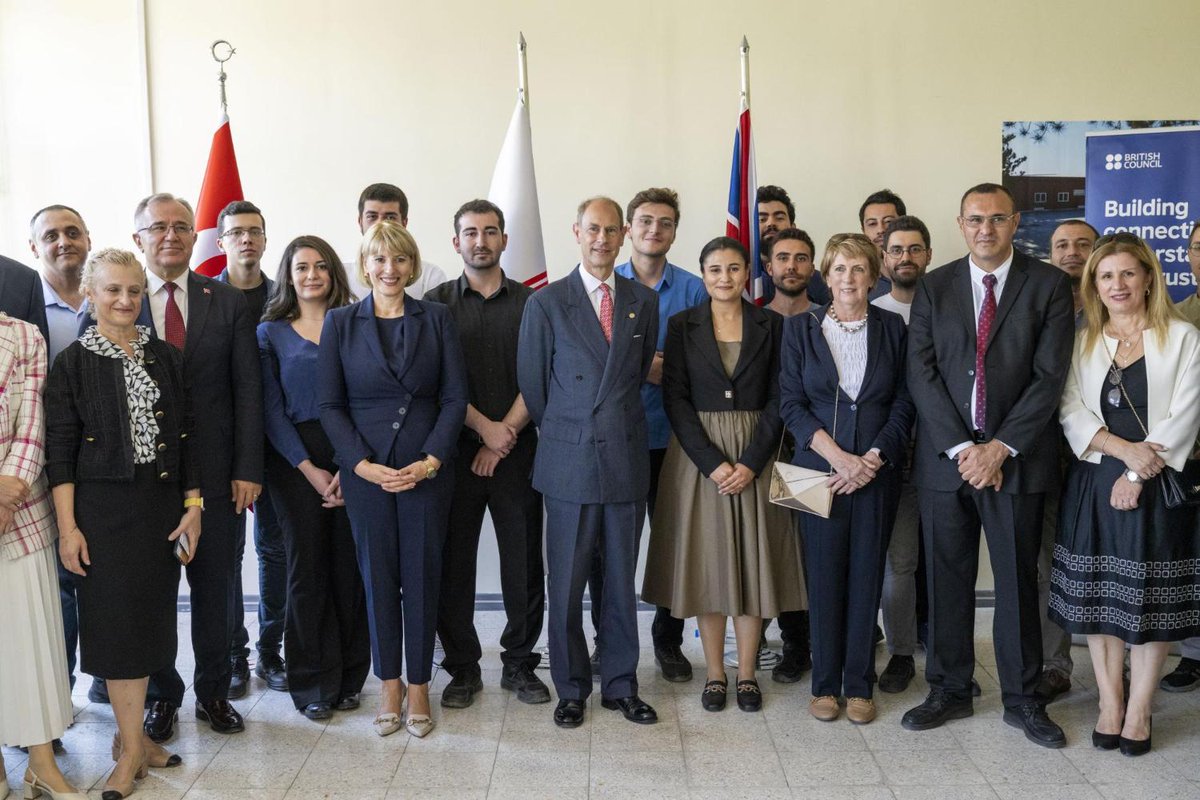 Prens Edward, Türkiye'nin ilk geri dönüştürülebilir konut sistemi projesinin çalışmalarını incelemek üzere Hacettepe Üniversitesi İnşaat Mühendisliği bölümümüzü ziyaret etti.  
aa.com.tr/tr/gundem/pren…