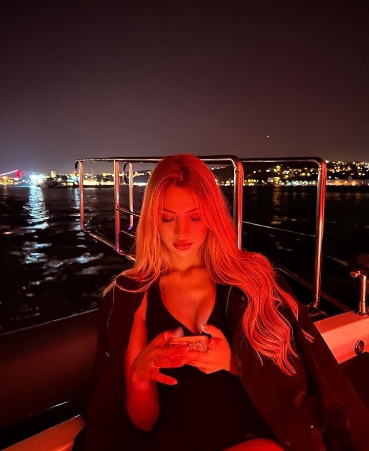 hasekiaycalice's tweet photo. In the night she hears him calling #rothan https://t.co/TxB4txDpWn