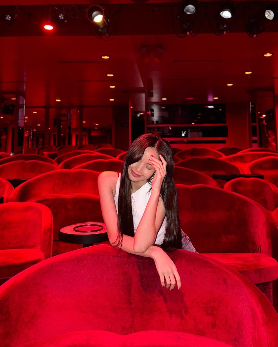 lalisahourIy's tweet photo. lady in red https://t.co/0o1XJPluLt