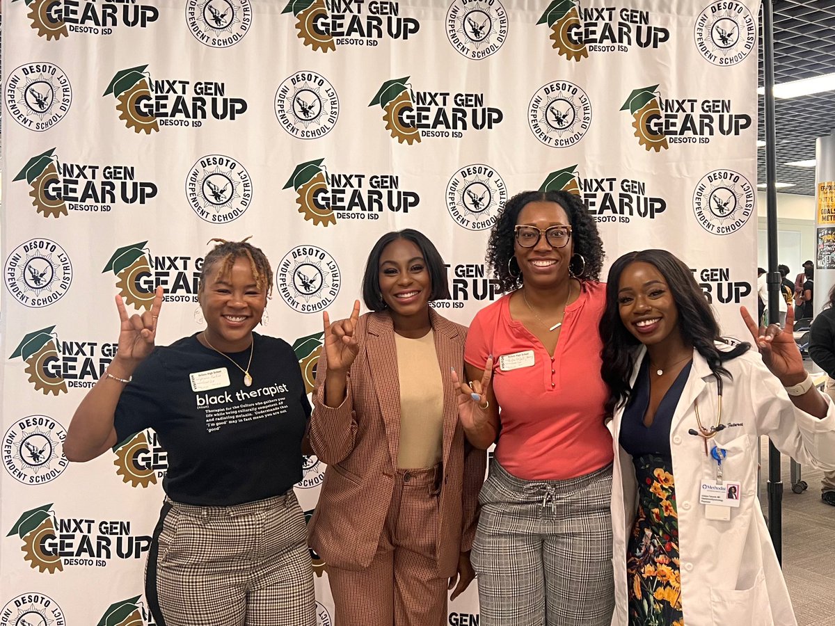I called in some huge favors from a few of my favorite ppl. My Cedar Hill C/O 2006 sisters were in the building! Thank you ladies for your support! #SeniorCareerDay #TTHL #GEARUPworks #BestSouthwestProducesProductivePeople