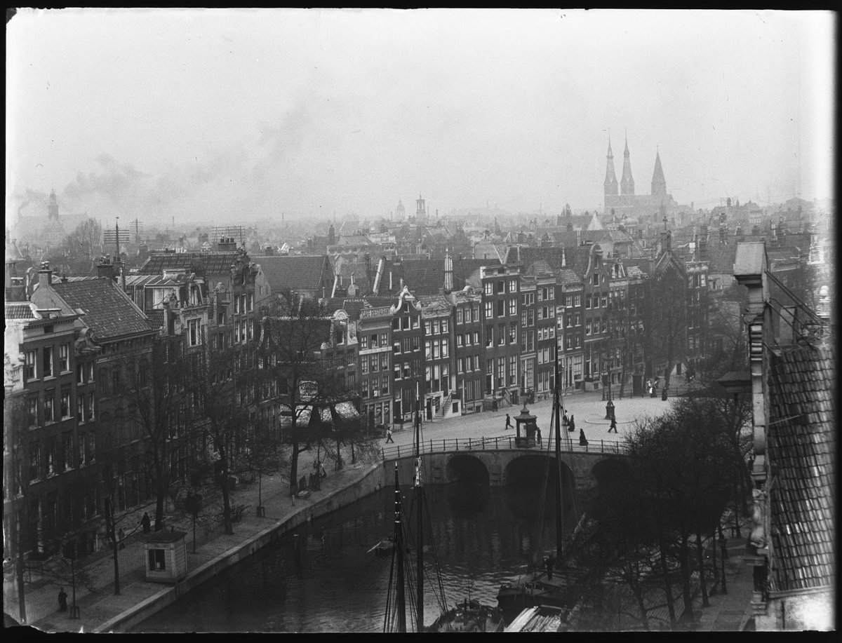 JacobOlie's tweet photo. Foto voor vandaag: Singel (1896). Singel gezien naar het noorden. De brede brug is de Torensluis (brug 9). In de verte zijn de torens van de Posthoornkerk te zien. Via https://t.co/h7QiU6vE9F https://t.co/VFw2MjcE2g