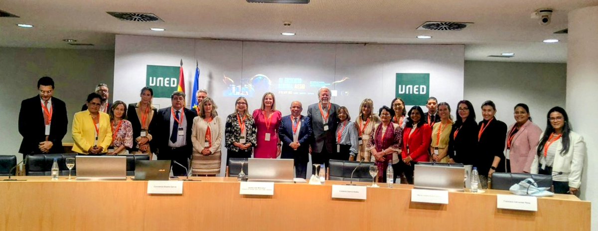 #AiesadUNED2023 Foto final de familia tras el primer día del III Encuentro Regional de <a href="/aiesad_org/">AIESAD</a>  em #UNED tras el lanzamiento de los premios <a href="/lgaretio/">L. García Aretio</a>