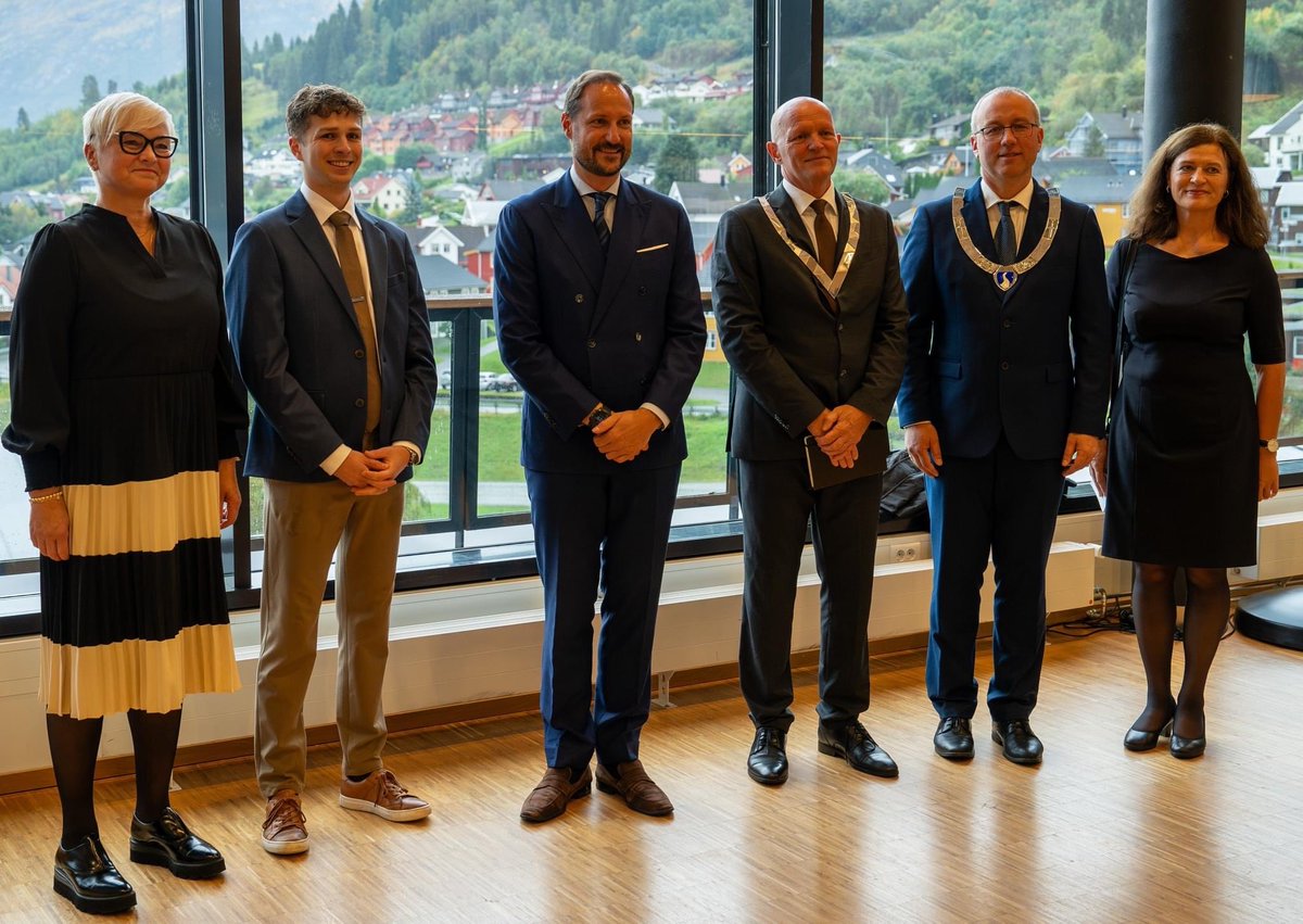 Ein engasjert og kunnskapsrik kronprins besøkte ⁦@hvl_no⁩ Sogndal i dag. Studentar og tilsette møtte kronprinsen i biblioteket til samtale om klimaforskning og utfordringar vi står føre. Flott leia samtale av ⁦@AnneKH⁩ ⁦@vestforsk⁩ ⁦<a href="/stvl_no/">Studenttinget på Vestlandet</a>⁩ ⁦