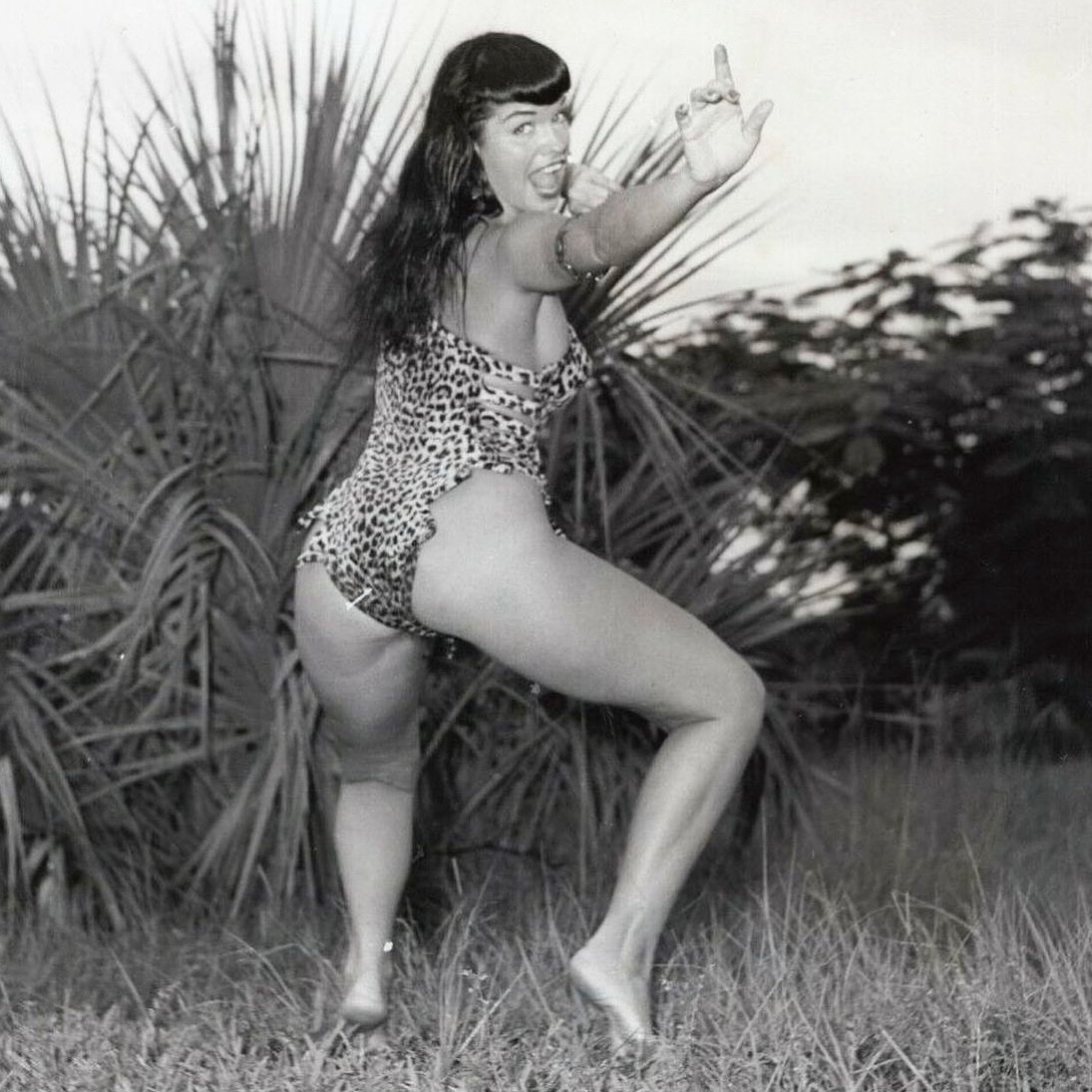🐾🐆 Happy hump day from Jungle Bettie! 💋 Hope y’all are having a wonderful week! ☀️ #queenofpinups #bettiepage #pinup #bunnyyeager #1950s #junglebettie #retrostyle #leopardprint https://t.co/gfsNgKMF1E