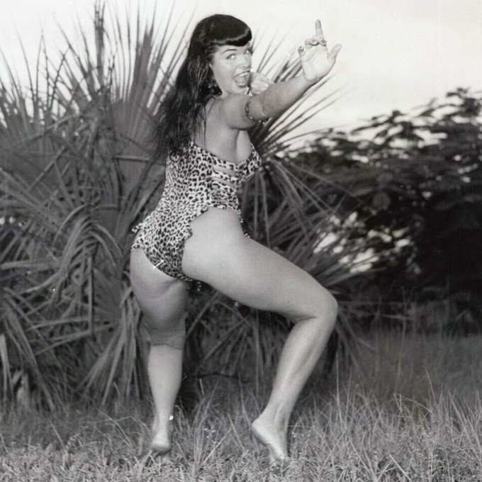 🐾🐆 Happy hump day from Jungle Bettie! 💋 Hope y&rsquo;all are having a wonderful week! ☀️  #queenofpinups #bettiepage<a href="/tag/pinup"class="tags"><span>#pinup</span></a><a href="/tag/bettiepage"class="tags"><span>#bettiepage</span></a><a href="/tag/1950s"class="tags"><span>#1950s</span></a><a href="/tag/bunnyyeager"class="tags"><span>#bunnyyeager</span></a><a href="/tag/leopardprint"class="tags"><span>#leopardprint</span></a>