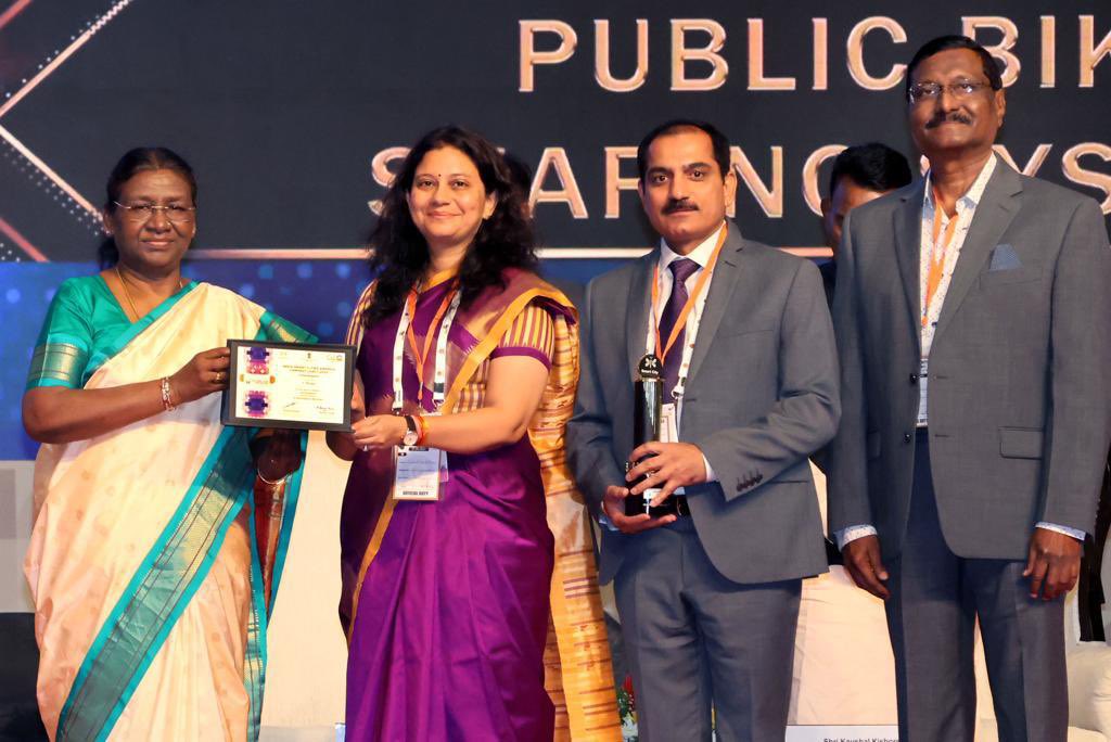 Proud moment for #Chandigarh Congrats to Mayor Anup Gupta & CEO Anindita Mitra, IAS for receiving the prestigious India Smart Cities Award 2022 from the Hon'ble President of India, Smt. Droupadi Murmu @MoHUA_India @SmartCities_HUA @HardeepSPuri @Secretary_MoHUA @JSecretary_SCM