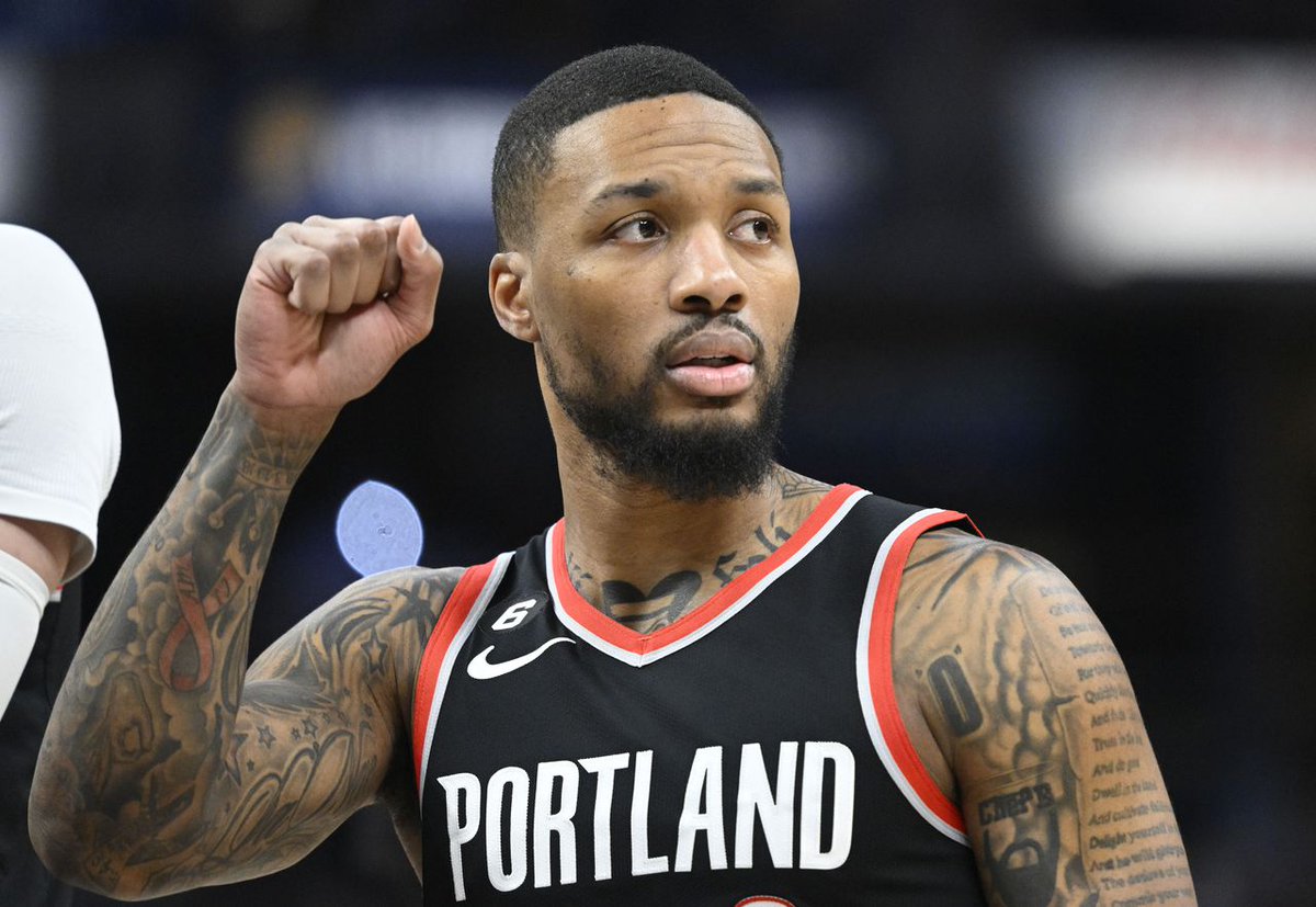 NBAPolska23's tweet photo. 🚨Cała wymiana🚨

Bucks otrzymują:
Damian Lillard 

Blazers otrzymują:
Jrue Holiday
Deandre Ayton
Toumani Camara
2029 pierwszorundowy pick 
2 pick swaps

Suns otrzymują:
Jusuf Nurkić
Grayson Allen
Nassir Little 
Keon Johnson

🤯🤯🤯
#NBA #NBApl #NBATwitter https://t.co/Pnfsnjgnf4