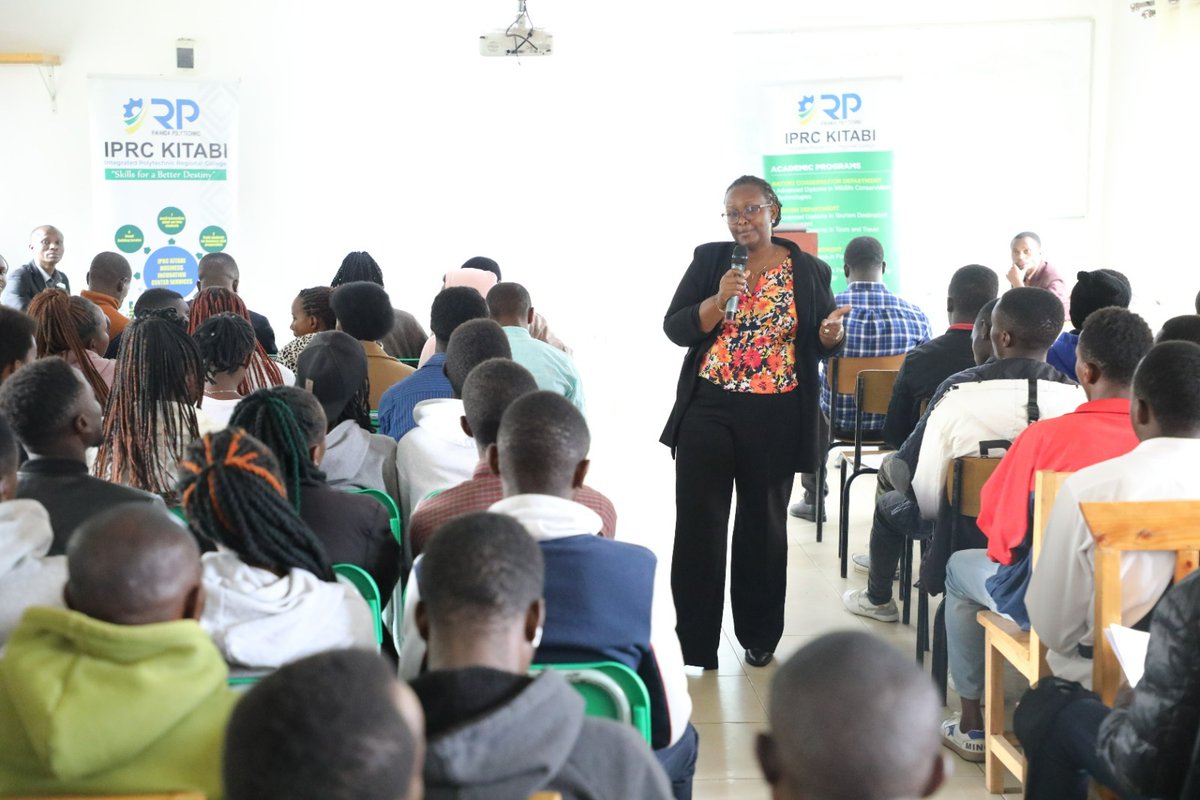 RwandaGender's tweet photo. .@MBatamuliza yasabye abanyeshuri kwita ku ihame ry'uburinganire,kwirinda no kurwanya ihohotera rishingiye ku gitsina, no gukangurira abandi kugana serivisi zifasha abahohotewe ziboneka kuri #IOSC. Yabakanguriye kwitabira gahunda za Leta kuko zigamije iterambere ry’abaturage. https://t.co/HGfZgwmydi