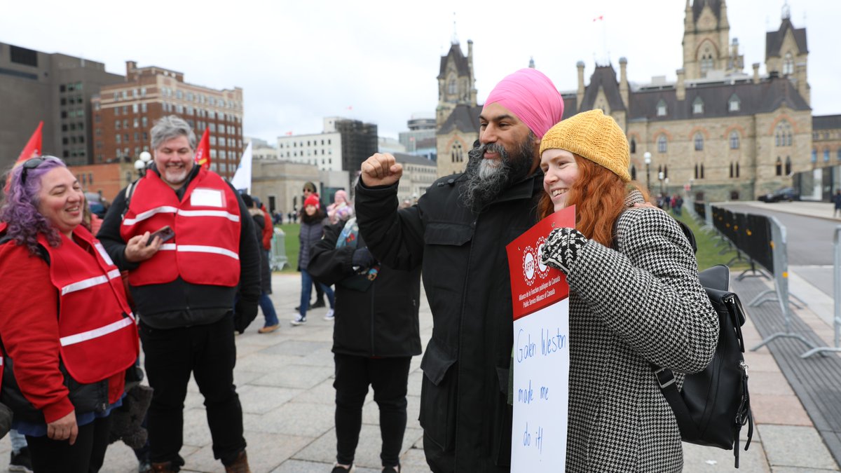 theJagmeetSingh's tweet photo. Great to see President Biden join the UAW picket line. 

Friendly challenge to Mr.Poilievre and Mr.Trudeau, post your favourite picket line photos - that's if you've ever actually had the courage to stand with workers against CEOs.

I'll go first. ✊🏽 https://t.co/YhJmqCLhNl