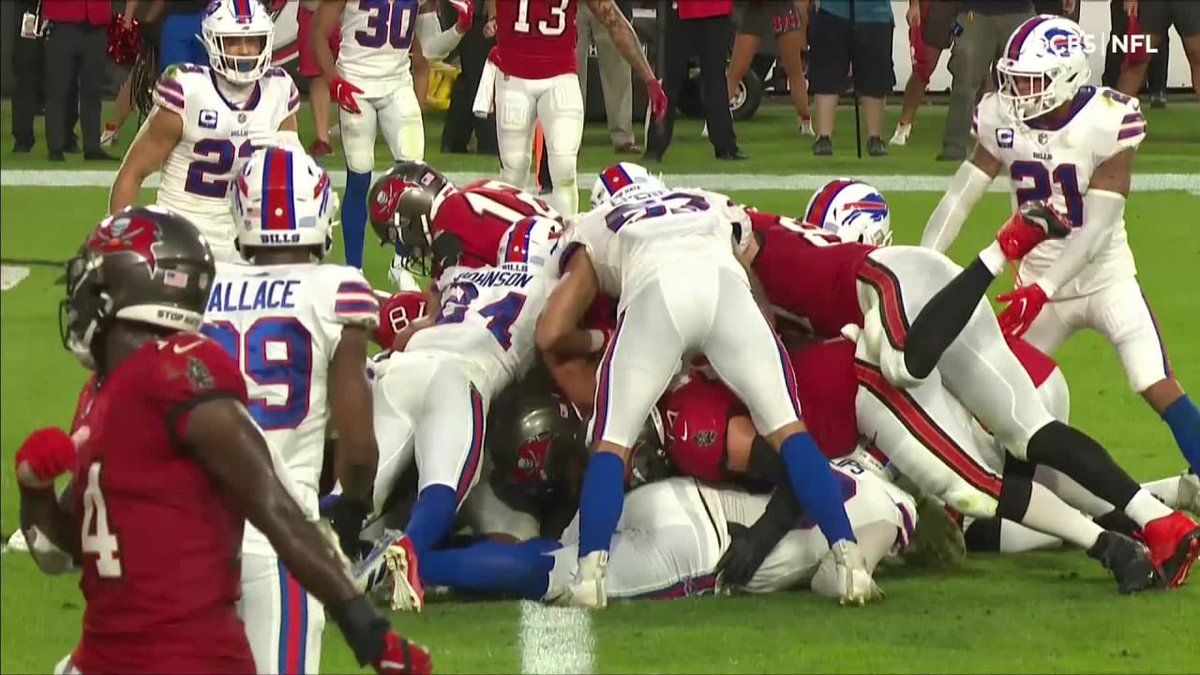 MailmanDave3's tweet photo. @BarstoolBigCat I’m just confused why he’s crying when the QB sneak has been around forever and he was jerking himself when Brady did it on the Bucs https://t.co/BN5tUBvfGI