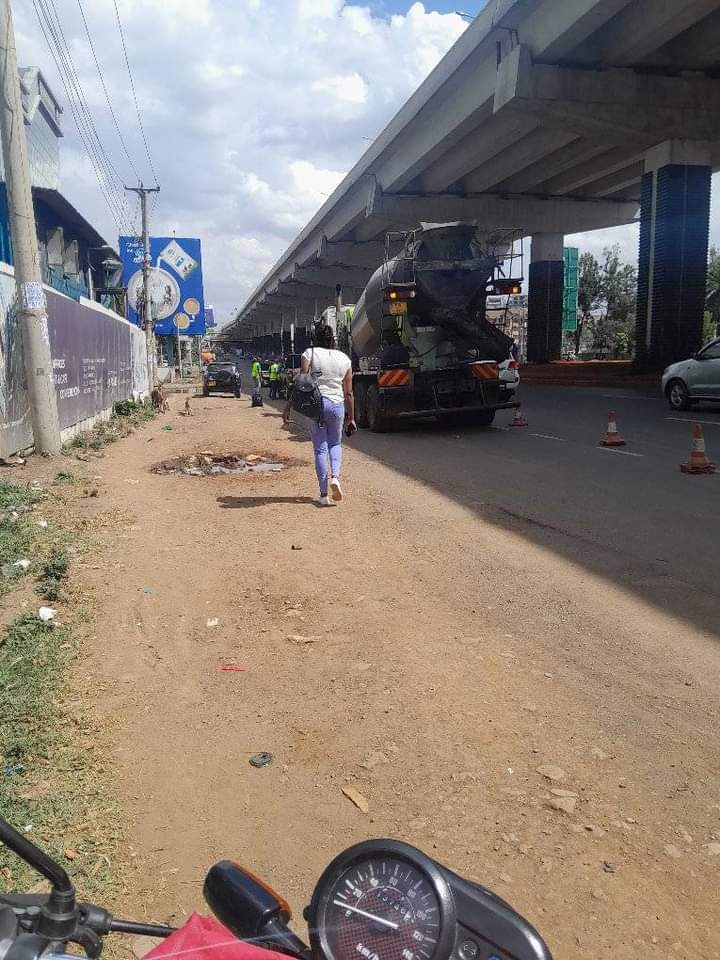 roba_eli's tweet photo. @kipmurkomen this is Mombasa road under the express way, the most ugliest road East and Central Africa @KeNHAKenya contracted a village contractor who will never sort this out. Doomed sidewalk ❌ https://t.co/5f66nMlMoS
