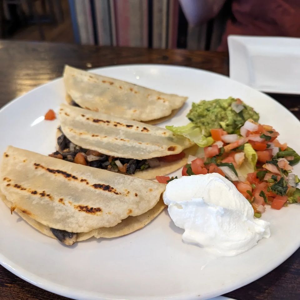 IxtapaFineMex's tweet photo. Today, @favrowite and I showed up before the Open sign was on and enjoyed Cuitlacoche tacos (beautiful blue corn!) with a smokey and earthy flavor they rocked. And I don't know anyone who wouldn't be in love with the chili rellenos! https://t.co/hzqBtJ3T5a