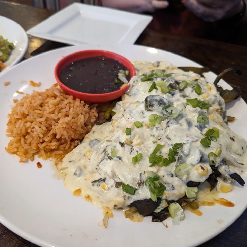 IxtapaFineMex's tweet photo. Today, @favrowite and I showed up before the Open sign was on and enjoyed Cuitlacoche tacos (beautiful blue corn!) with a smokey and earthy flavor they rocked. And I don't know anyone who wouldn't be in love with the chili rellenos! https://t.co/hzqBtJ3T5a