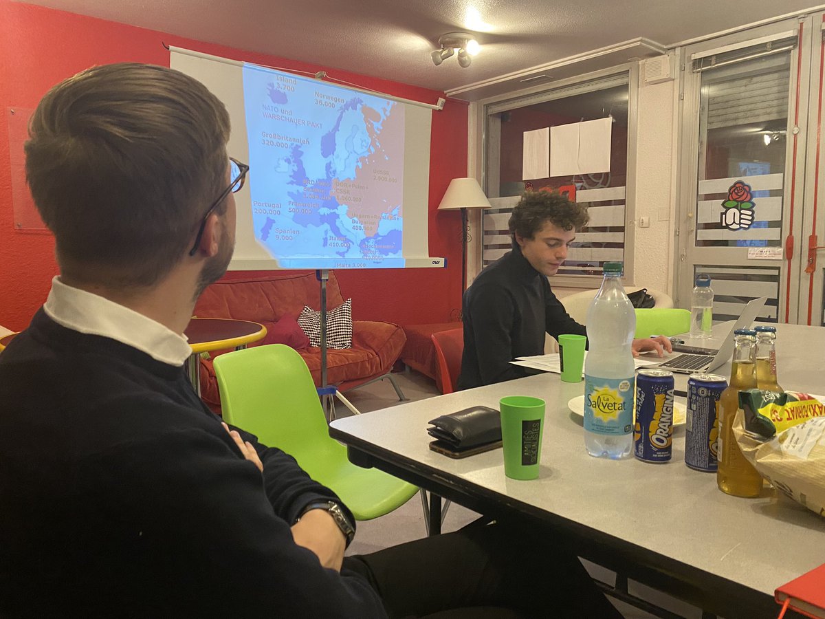JeunesSocDoubs's tweet photo. 🇺🇦 Notre formation sur la guerre en Ukraine a commencé
#JS25 🌹👊 https://t.co/cy9gE6hFkT