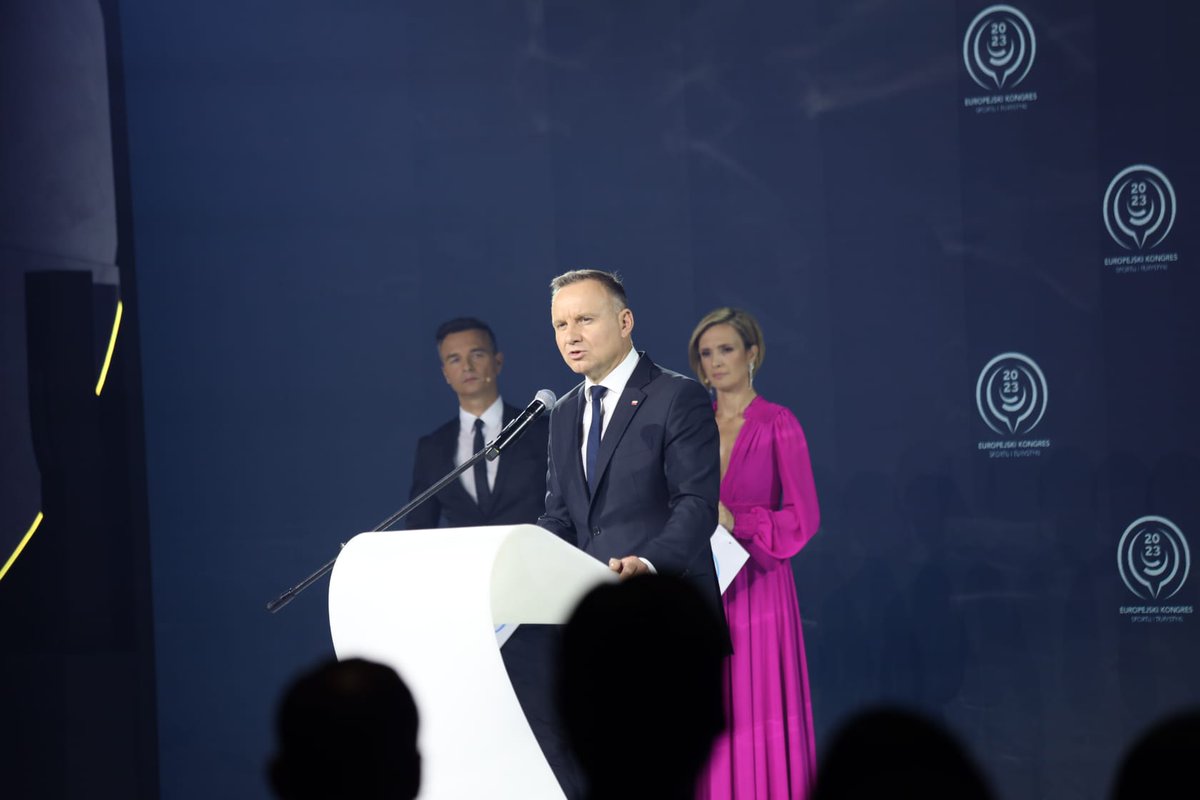 sbs_eksit's tweet photo. Prezydent @AndrzejDuda gościem specjalnym gali.
💬Bardzo dziękuję za zorganizowanie tego kongresu i za przybycie po to, by dzielić się wiedzą i doświadczeniem na temat polskiego sportu.
#EKSiT2023 #EKSiT #Kongres2023 https://t.co/e0WLF5BUQI