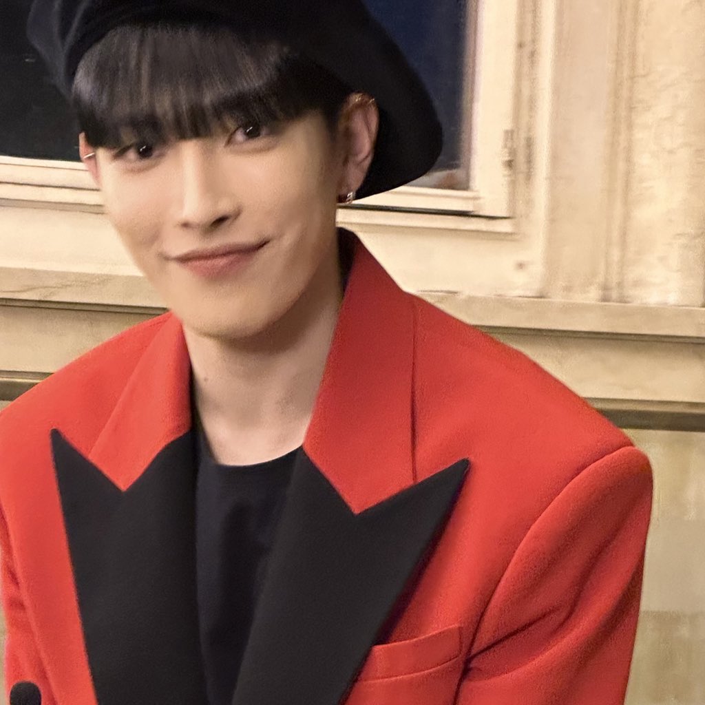 modeetmode_jp's tweet photo. 現在パリで開催中の2024年春夏コレクション。「バルマン」のショー会場にはK-PopグループATEEZ（エイティーズ）のホンジュンが来場。
#balmain #ateez https://t.co/n2QNuLCkxa
