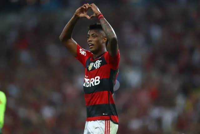 dailycultures's tweet photo. Bruno Henrique ficou metade do contrato parado e recebendo rigorosamente em dia, ganhando carinho e sendo tratado como ídolo. Se ele acha que o Flamengo precisa recomprar ele, ok, direito dele! Erro da diretoria que deixou chegar nesse ponto mas também falta de carinho dele pelo time que o fez terminar a carreira com títulos de relevância já que se não fosse o Flamengo ele teria comemorado menos títulos que o Botafogo. 

Quer ir embora vai! Jogador, dirigente vagabundo, funcionários.. tudo passa no final só fica você Flamengo.