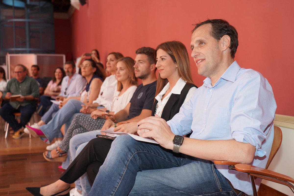 Combatir la violencia de género nos implica a todos, mujeres y hombres.

Hoy hemos iniciado el trabajo del nuevo Pleno de la Red de Municipios Hombres por la Igualdad.

Juntos construimos la igualdad real.