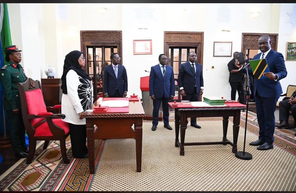 JohnUlanga's tweet photo. Thank you so much, Your Excellency, President @SuluhuSamia for appointing me as an Ambassador, and Director of International Trade and Economic Diplomacy in the Ministry of Foreign Affairs and East African Cooperation.  I am humbled beyond words. https://t.co/ul0wEUoUo7