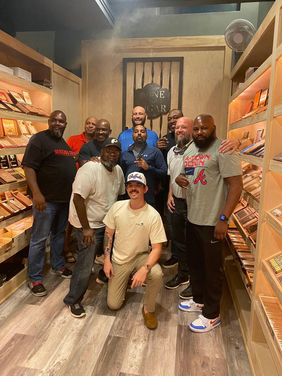Chateaucigar's tweet photo. Another #Cigars &amp; Yards Monday in the books! Thank you to Terance Mathis for hosting, and shoutout to Alge Crumpler for joining us! It was an honor! Thank you to Romeo's NY Pizza for providing the food,  and congratulations to our raffle winner. See you next Monday! #footballszn https://t.co/LigvLPRPU0