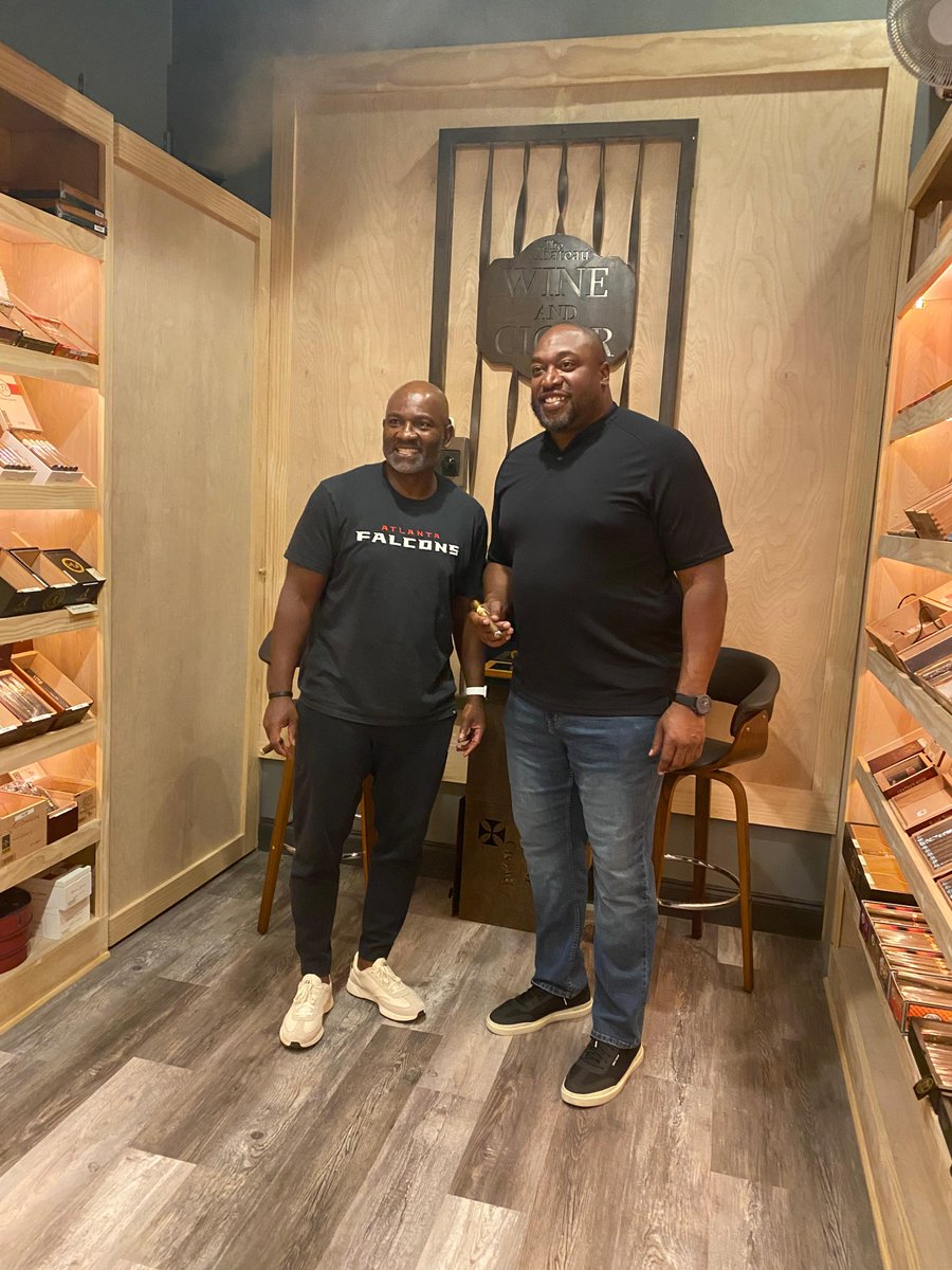 Chateaucigar's tweet photo. Another #Cigars &amp; Yards Monday in the books! Thank you to Terance Mathis for hosting, and shoutout to Alge Crumpler for joining us! It was an honor! Thank you to Romeo's NY Pizza for providing the food,  and congratulations to our raffle winner. See you next Monday! #footballszn https://t.co/LigvLPRPU0