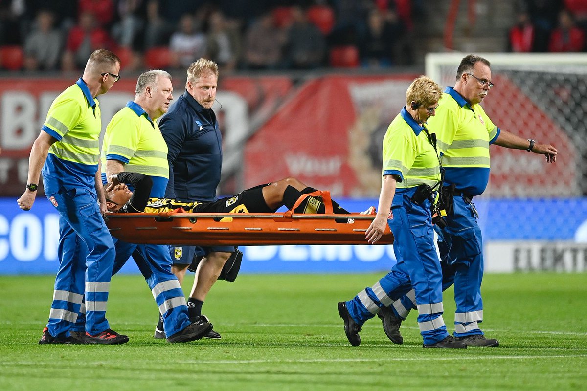 MijnVitesse's tweet photo. Sterkte, Fodé! 🤕

#Vitesse #tweVIT (0-0) https://t.co/dESJr80A6k