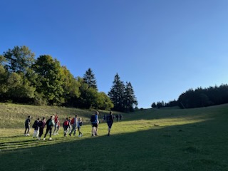 ClgDiderot's tweet photo. 1er jour d'activité pour les élèves de 6e du @ClgDiderot @diderot25 @acbesancon qui participent au séjour d'intégration à Longevilles-mont d'or.
C'est sous un beau ☀️ que les élèves ont pu randonner⛰️, pêcher 🎣, visiter la ferme🐄 et la fromagerie 🧀.
Une journée au top😀 https://t.co/MOZHQYcgnB