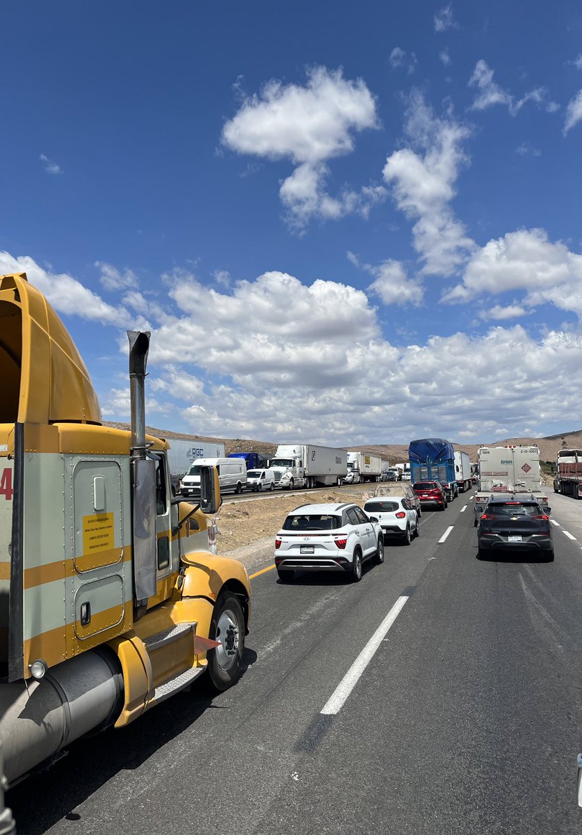 GART56's tweet image. Tráfico en alto total en ambos sentidos a la altura de Santa María Del Río, ¿hasta cuando tendremos una vialidad digna de transitar? diario son largas filas de tráfico en esta autopista @GN_Carreteras @GN_MEXICO_ @CAPUFE @RGC_Mx @AppQueretaroSLP