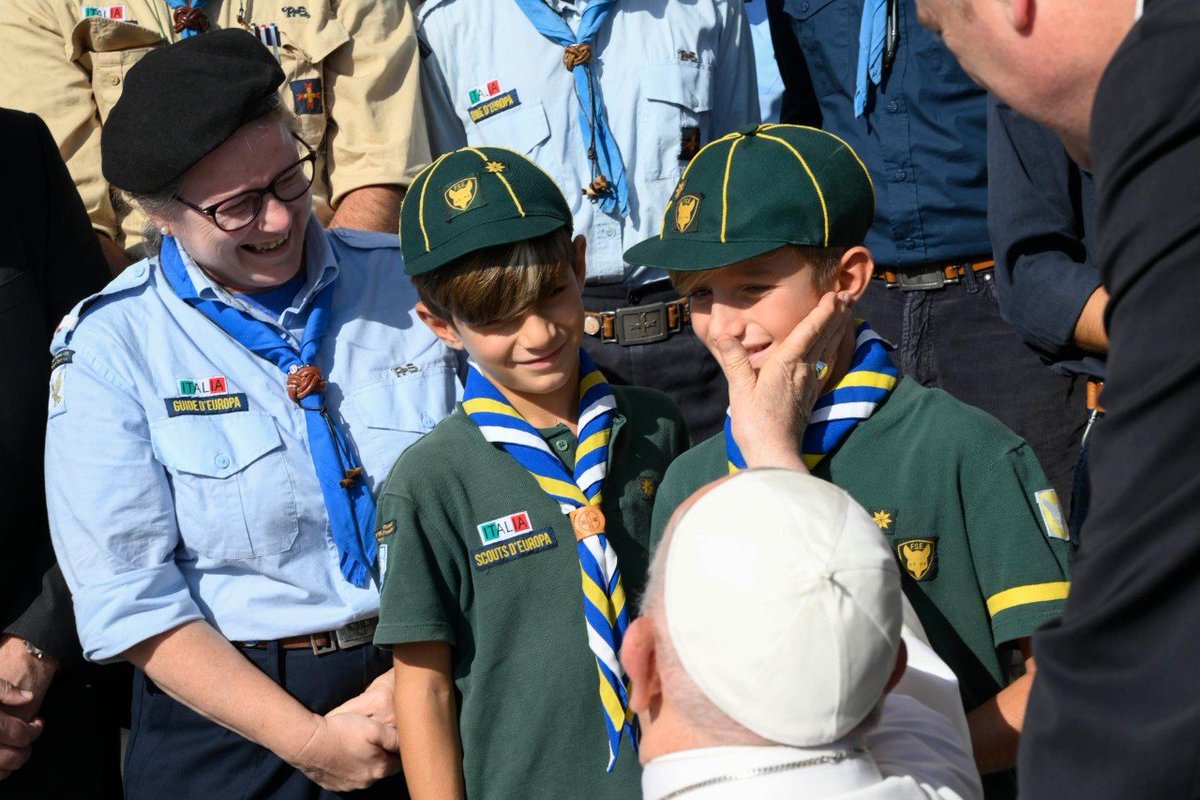 Il consiglio direttivo per l’Italia dell’associazione Guide e #scouts d’Europa cattolici (<a href="/ScoutFSE_Italia/">Scout d'Europa - FSE</a>) ha voluto essere presente stamani per testimoniare a #PapaFrancesco "quanto ci sentiamo vicini a lui nell’essere Chiesa in uscita e nel dare accoglienza a tutti"
