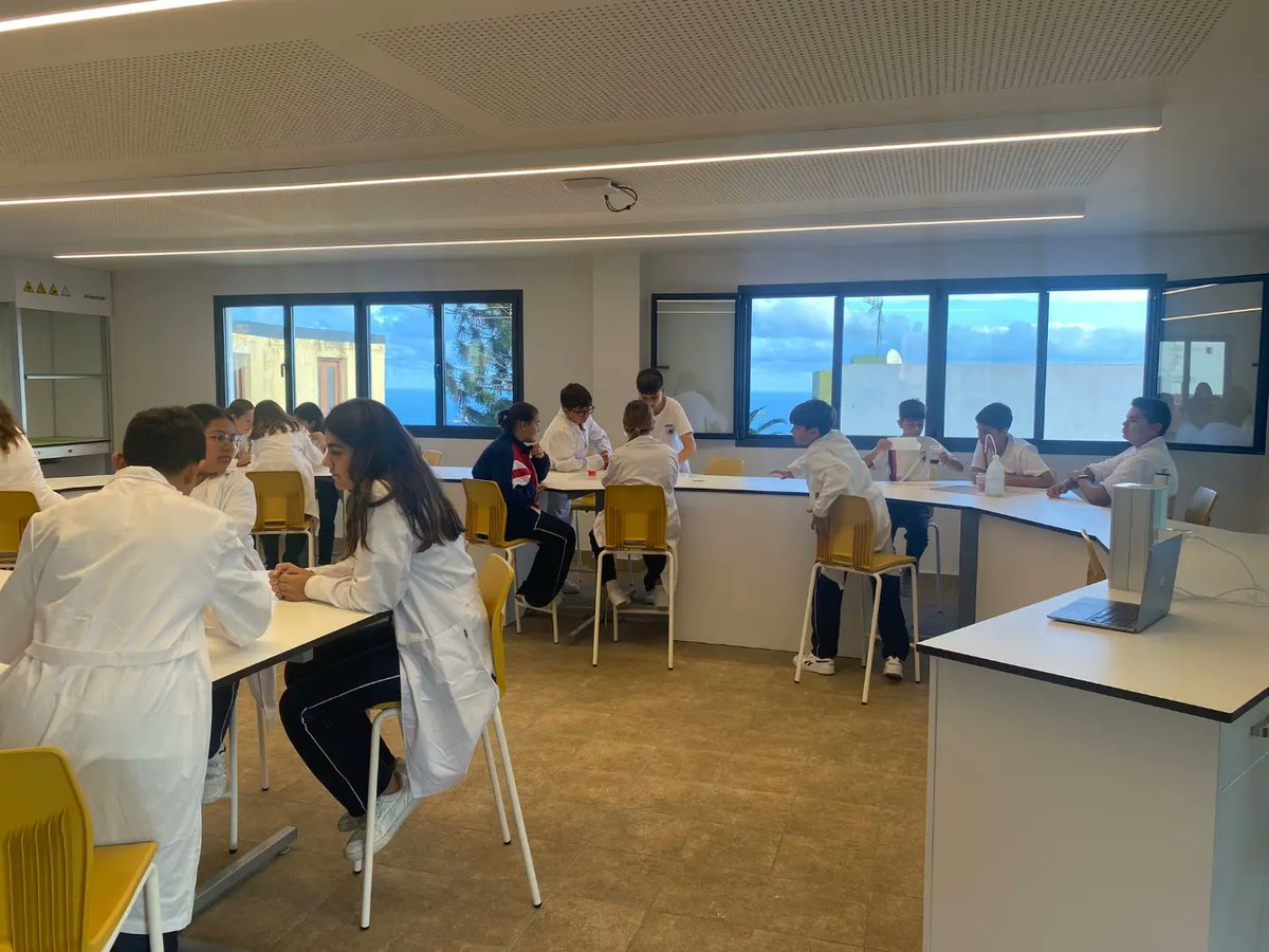 Química analítica, neurociencia o arduino. Estos son algunos de los talleres virtuales de los que han gozado los alumnos de 1°ESO. Gracias a la iniciativa de la <a href="/ULL/">Universidad de La Laguna</a> #MacaroNight23
.
.
#150Años #OptimismoUrgente #ColeInnovadores #NazaretRealejos