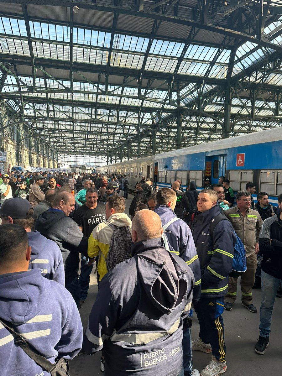 Junto a compañeras y compañeros ferroviarios y portuarios presenciamos la partida del 47 Tren Solidario que traslada donaciones a Rio Negro. Agradezco a <a href="/rielesnoticias/">Rieles Multimedio -LATINRIELES 2026- Puerto Iguazu</a> por la invitación. #UPSF